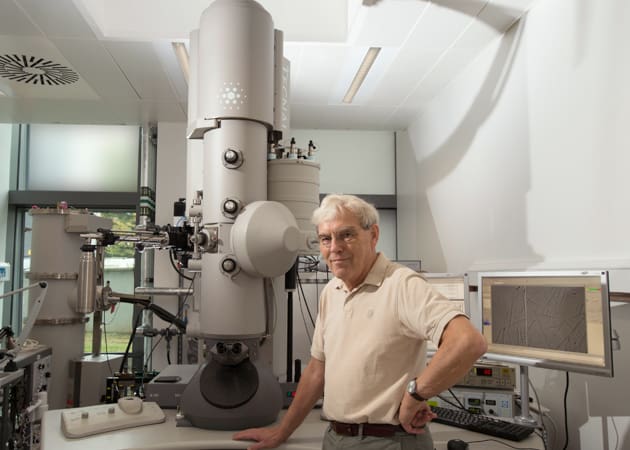 Richard Henderson with electron cryomicroscope